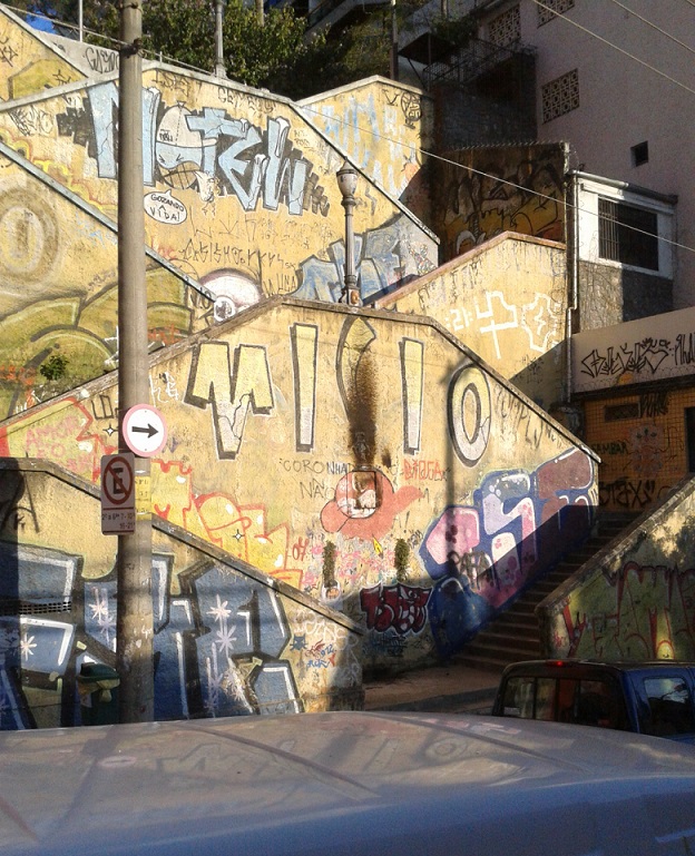 Escadão na Rua Cardeal, Centro de São Paulo - achei interessantes esses grafites